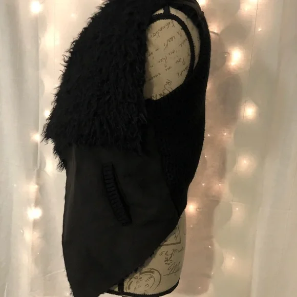 2[Love Tree] New! Faux fur black vest crochet back - Picture 4 of 7